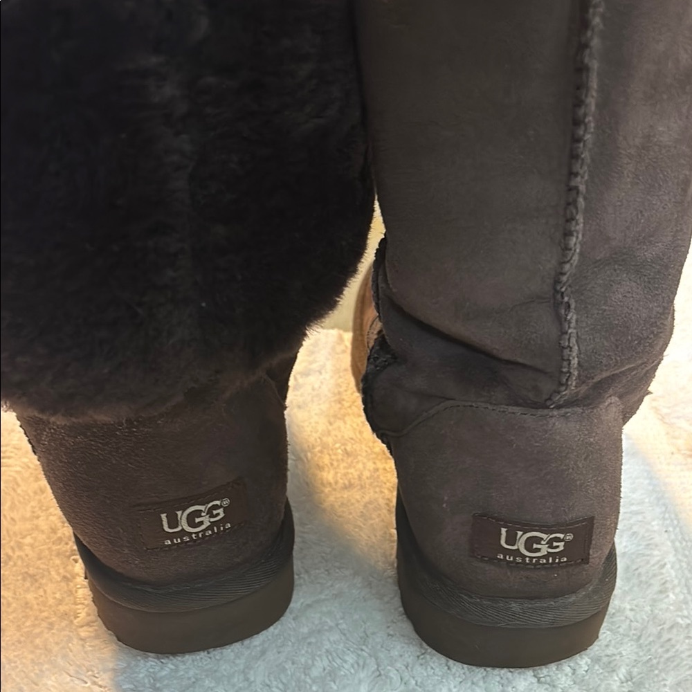 UGG Women's dark brown, casual, warm, winter Boots. Size 9. Very good condition!